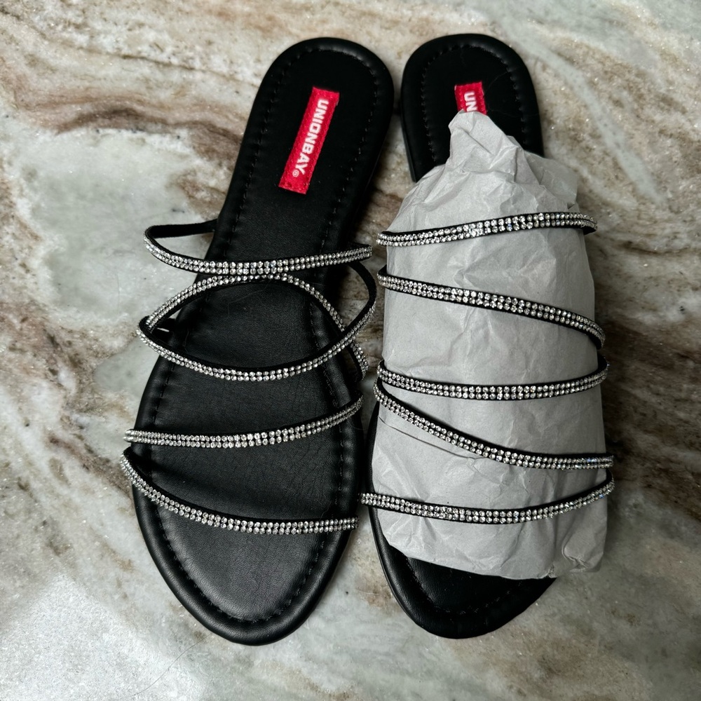 New! Never worn! UNIONBAY Sz 9 ‘piano’ flat sandals, smoke free home!